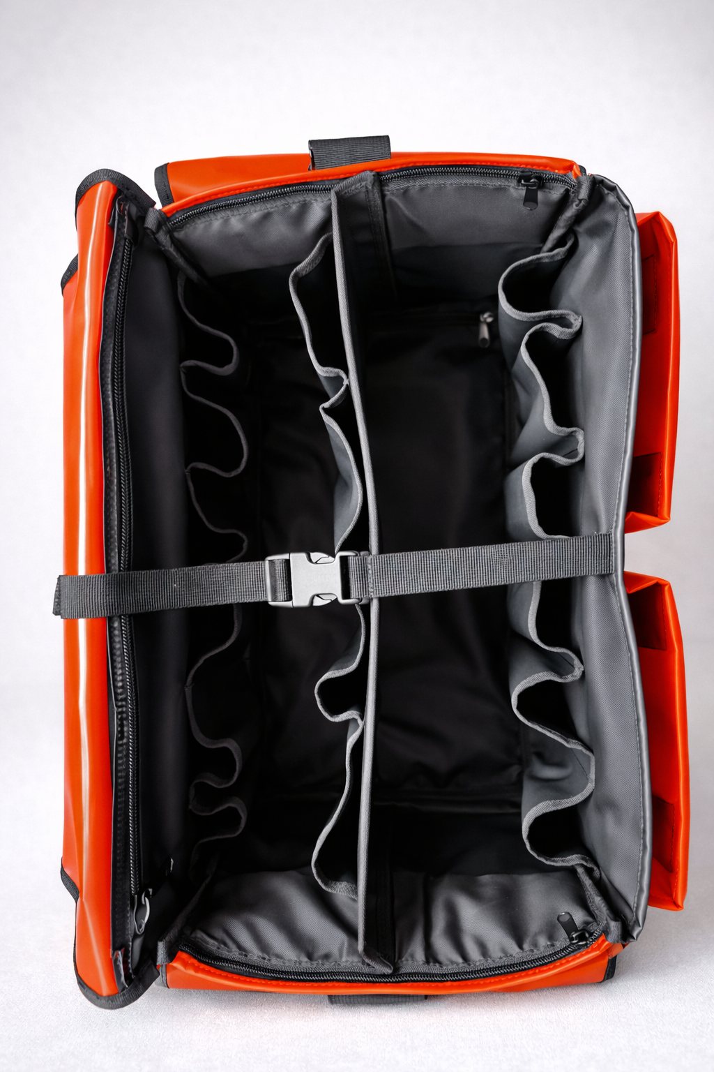 Inside the Tool-Mate: dual compartments and elastic tool sleeves